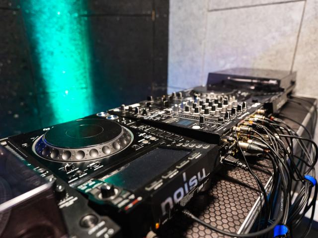 Room 19 - DJ