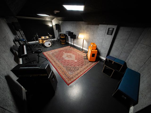 noisy Room 10 pic 2