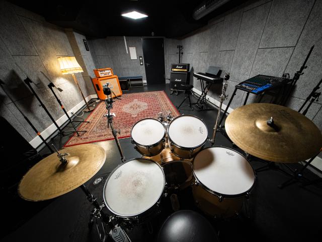 noisy Room 10 pic 6