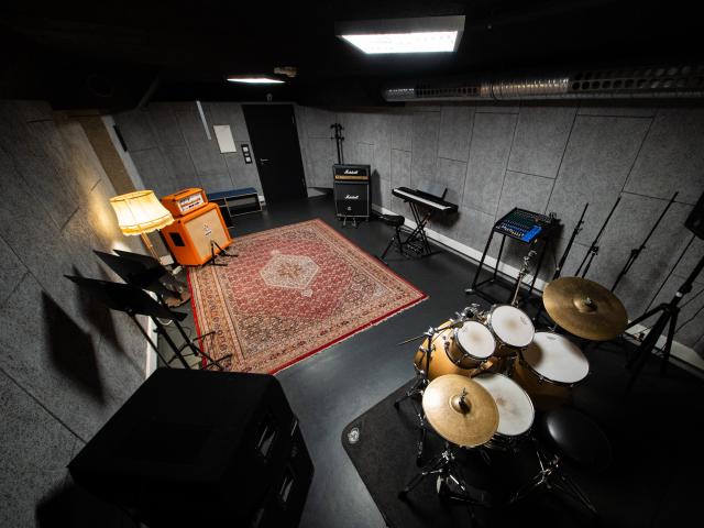 noisy Room 10