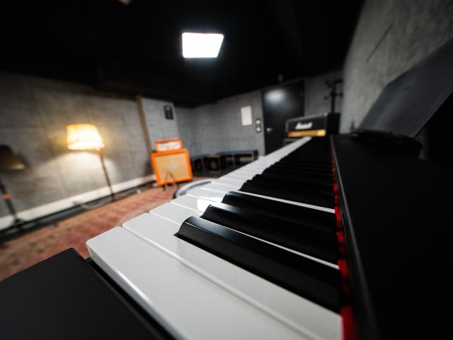 noisy Room 10 pic 4