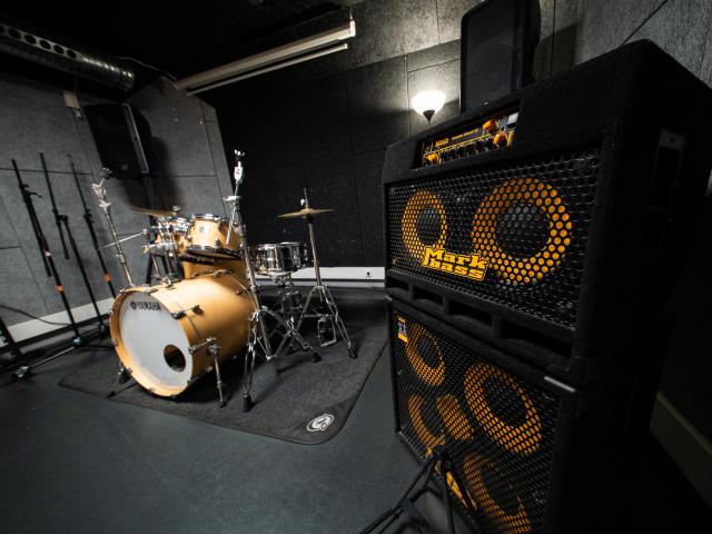 noisy Room 10 pic 5