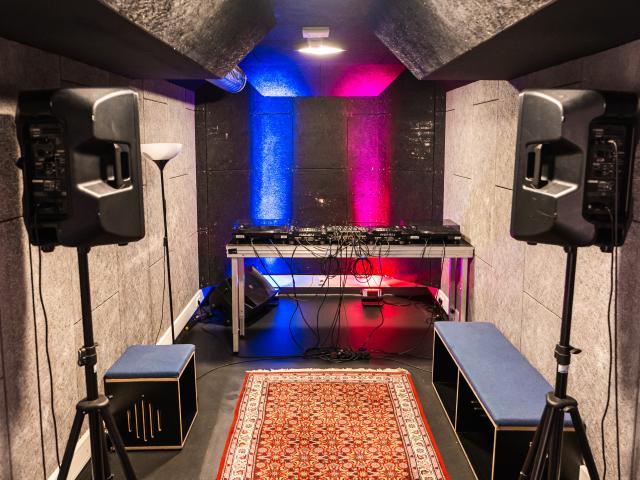 Room 21 - DJ