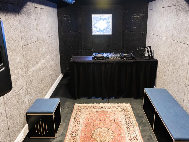 Room 21 - DJ