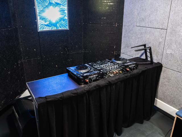 Room 21 - DJ
