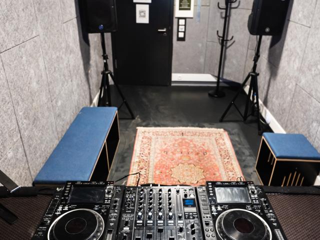 Room 21 - DJ
