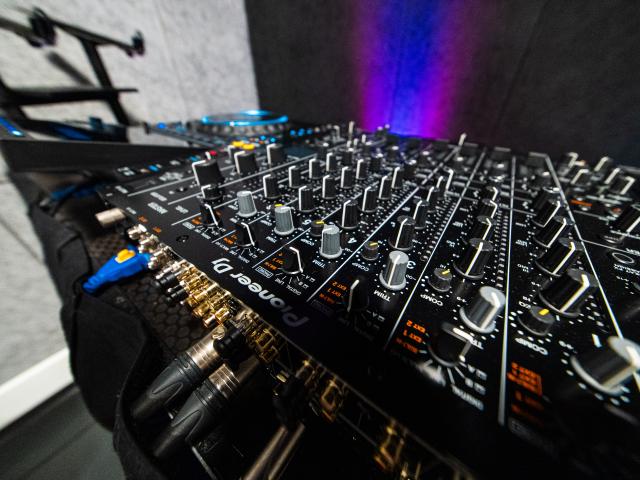 DJM V10 front view