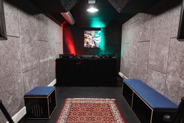 Room 19 - DJ